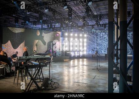 Riprese video ed effetti speciali in un magazzino di produzione di eventi a Curtis Bay, MD Foto Stock