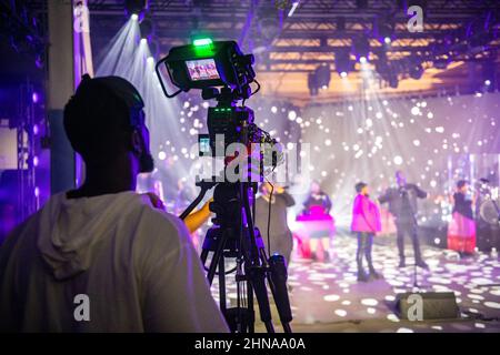 Riprese video ed effetti speciali in un magazzino di produzione di eventi a Curtis Bay, MD Foto Stock