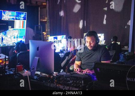 Riprese video ed effetti speciali in un magazzino di produzione di eventi a Curtis Bay, MD Foto Stock