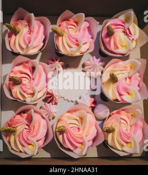 Scatola di consegna con dolci cupcake unicorno dessert Foto Stock