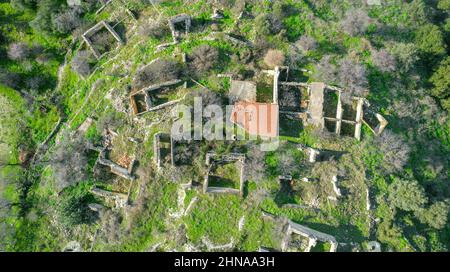 Rovine di tradizionali case in pietra, spopolamento rurale a Cipro. Vista aerea direttamente sopra Foto Stock