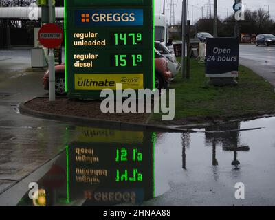 Queenborough, Kent, Regno Unito. 15th Feb 2022. Aumento dei prezzi della benzina e del carburante diesel nel Regno Unito. Il cartello prezzi in un piazzale BP a Queenborough, Kent. Credit: James Bell/Alamy Live News Foto Stock