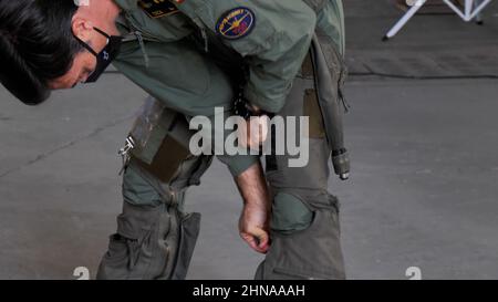Aeroporto Gran Canaria Spagna OTTOBRE, 21, 2021 pilota militare ad alte prestazioni del jet da caccia si prepara per la missione di volo indossando pantaloni sudoripiti anti-g. Foto Stock