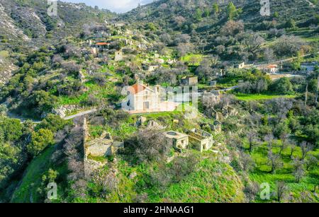 Spopolamento rurale. Villaggio abbandonato in cima alla collina di Korfi, Cipro Foto Stock
