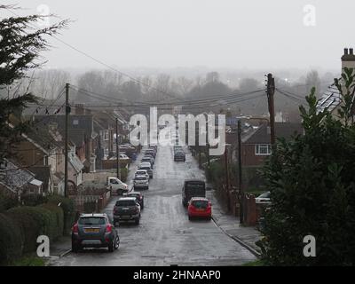 Queenborough, Kent, Regno Unito. 15th Feb 2022. Nuvole di pioggia pesante a Queenborough, Kent. Credit: James Bell/Alamy Live News Foto Stock