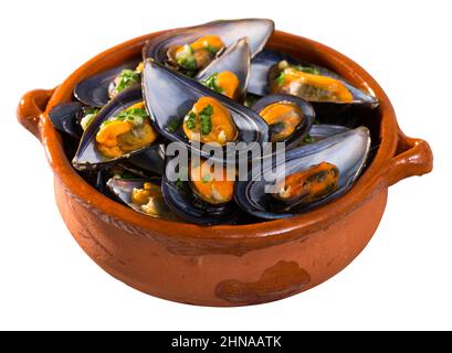 Cozze al forno in pentola di argilla Foto Stock