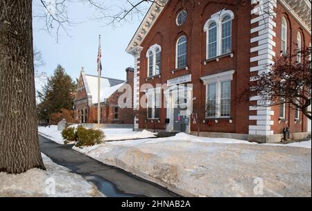 Il tribunale della contea di Windsor a Woodstock, Vemont, Stati Uniti. La Biblioteca pubblica Norman Williams sullo sfondo Foto Stock