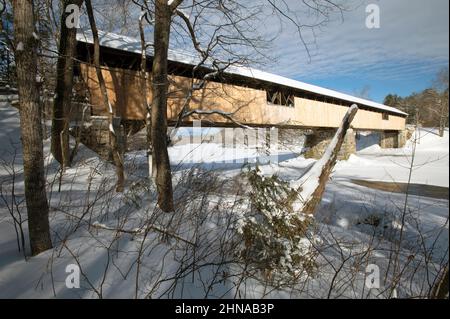 Il ponte coperto Blair (1869) a Campton, New Hampshire, USA in un giorno d'inverno Foto Stock