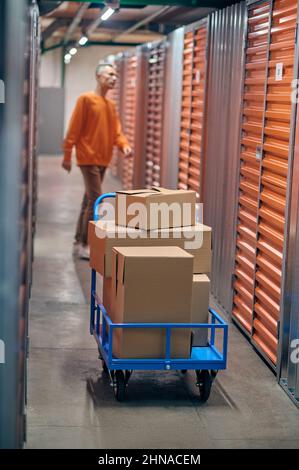 Il lavoratore preleva le merci ordinate nel magazzino Foto Stock