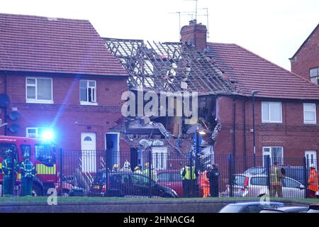 Servizi di emergenza sulla scena a Whickham Street, Roker, Sunderland, dove danni estesi sono stati causati a una proprietà a seguito di un'esplosione di gas. Data immagine: Martedì 15 febbraio 2022. Foto Stock