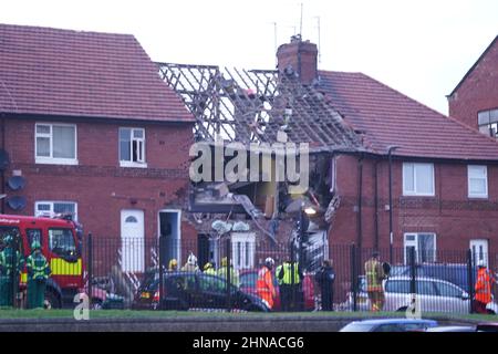 Servizi di emergenza sulla scena a Whickham Street, Roker, Sunderland, dove danni estesi sono stati causati a una proprietà a seguito di un'esplosione di gas. Data immagine: Martedì 15 febbraio 2022. Foto Stock