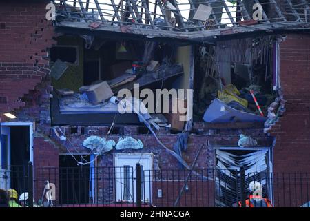 Servizi di emergenza sulla scena a Whickham Street, Roker, Sunderland, dove danni estesi sono stati causati a una proprietà a seguito di un'esplosione di gas. Data immagine: Martedì 15 febbraio 2022. Foto Stock