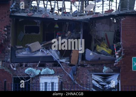 Servizi di emergenza sulla scena a Whickham Street, Roker, Sunderland, dove danni estesi sono stati causati a una proprietà a seguito di un'esplosione di gas. Data immagine: Martedì 15 febbraio 2022. Foto Stock