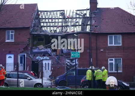 Servizi di emergenza sulla scena a Whickham Street, Roker, Sunderland, dove danni estesi sono stati causati a una proprietà a seguito di un'esplosione di gas. Data immagine: Martedì 15 febbraio 2022. Foto Stock