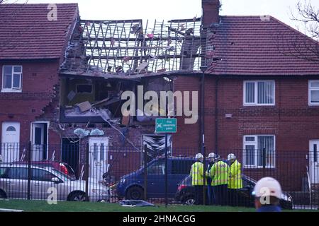 Servizi di emergenza sulla scena a Whickham Street, Roker, Sunderland, dove danni estesi sono stati causati a una proprietà a seguito di un'esplosione di gas. Data immagine: Martedì 15 febbraio 2022. Foto Stock
