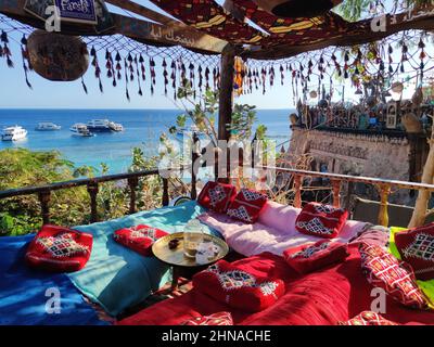 Ottobre 19, 2021. Egitto. Vista sulla splendida costa del Mar Rosso. Un luogo accogliente per guardare il mare. Un punto di vista in stile arabo asiatico. Foto Stock