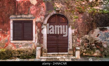 Porta d'ingresso di un antico edificio nella città di Porec, Croazia, Europa. Foto Stock