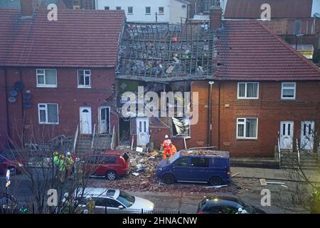 Servizi di emergenza sulla scena a Whickham Street, Roker, Sunderland, dove danni estesi sono stati causati a una proprietà a seguito di un'esplosione di gas. Data immagine: Martedì 15 febbraio 2022. Foto Stock