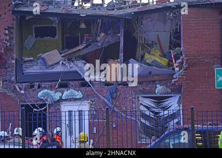 Servizi di emergenza sulla scena a Whickham Street, Roker, Sunderland, dove danni estesi sono stati causati a una proprietà a seguito di un'esplosione di gas. Data immagine: Martedì 15 febbraio 2022. Foto Stock