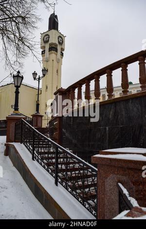 Vitebsk, Bielorussia - Febbraio 2022: scale che portano alla torre dell'orologio. Edificio in via Gogol. Foto verticale. Foto Stock