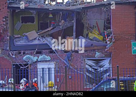 Servizi di emergenza sulla scena a Whickham Street, Roker, Sunderland, dove danni estesi sono stati causati a una proprietà a seguito di un'esplosione di gas. Data immagine: Martedì 15 febbraio 2022. Foto Stock