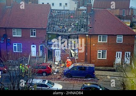 Servizi di emergenza sulla scena a Whickham Street, Roker, Sunderland, dove danni estesi sono stati causati a una proprietà a seguito di un'esplosione di gas. Data immagine: Martedì 15 febbraio 2022. Foto Stock