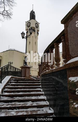 Vitebsk, Bielorussia - Febbraio 2022: Edificio in via Gogol. Scala che conduce alla torre dell'orologio. Foto verticale. Foto Stock