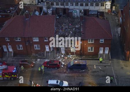 Servizi di emergenza sulla scena a Whickham Street, Roker, Sunderland, dove danni estesi sono stati causati a una proprietà a seguito di un'esplosione di gas. Data immagine: Martedì 15 febbraio 2022. Foto Stock