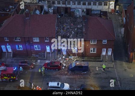 Servizi di emergenza sulla scena a Whickham Street, Roker, Sunderland, dove danni estesi sono stati causati a una proprietà a seguito di un'esplosione di gas. Data immagine: Martedì 15 febbraio 2022. Foto Stock