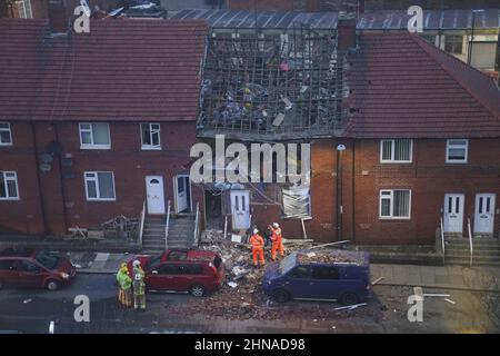 Servizi di emergenza sulla scena a Whickham Street, Roker, Sunderland, dove danni estesi sono stati causati a una proprietà a seguito di un'esplosione di gas. Data immagine: Martedì 15 febbraio 2022. Foto Stock