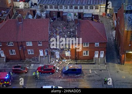 Servizi di emergenza sulla scena a Whickham Street, Roker, Sunderland, dove danni estesi sono stati causati a una proprietà a seguito di un'esplosione di gas. Data immagine: Martedì 15 febbraio 2022. Foto Stock