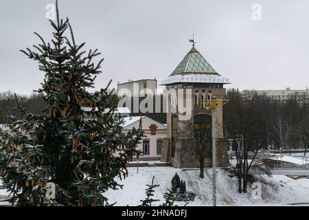 Vitebsk, Bielorussia - Febbraio 2022: Paesaggio urbano invernale. Vista della torre con il museo Dukhovskoy kruglik. Foto orizzontale. Foto Stock