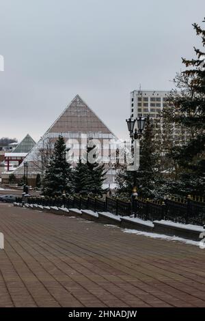 Vitebsk, Bielorussia - Febbraio 2022: Paesaggio urbano invernale. Vista degli edifici piramidali, via Gogol. Foto verticale. Foto Stock