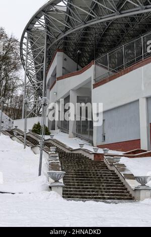 Vitebsk, Bielorussia - Febbraio 2022: Paesaggio urbano invernale. Vista sulle scale e sull'edificio dell'anfiteatro estivo. Foto verticale. Foto Stock