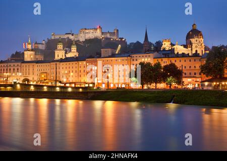 Salisburgo, Austria - 4 Maggio 2018: Vista della città vecchia di Salisburgo e di Hohensalzburg Fortressacross fiume Salzach su una serata primaverile Foto Stock