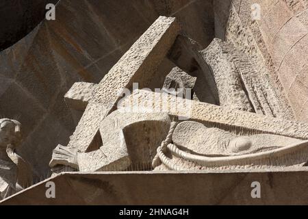 La scultura lapide dell'uomo porta la croce Foto Stock