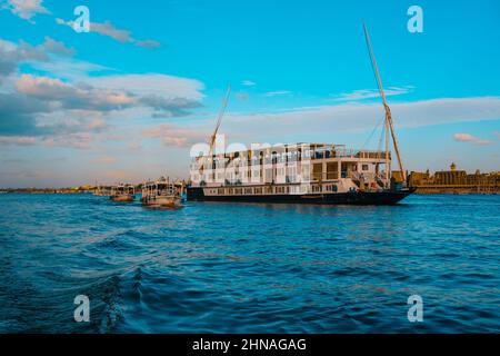 Luxor Egitto Gennaio 2022 nave da crociera che naviga lungo il fiume nilo, intorno alla zona di luxor. Famosa destinazione turistica egiziana per i viaggiatori Foto Stock