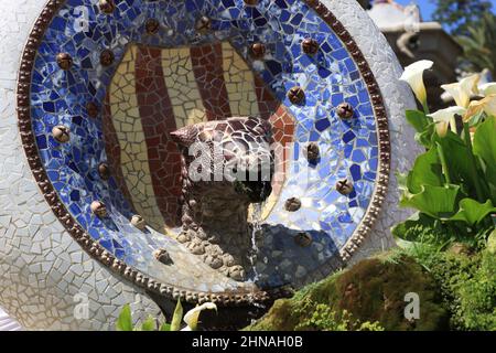 Il drago custodisce l'ingresso al Parc Guell di Barcellona. È un complesso giardino con elementi architettonici situato sulla collina di el Carmel nel Gr Foto Stock