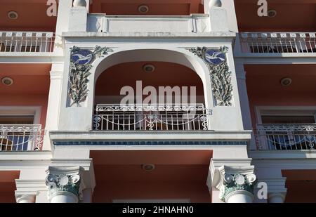 Opatija, Croazia, 22 gennaio 2022. Bellissimo romantico balcone bianco e arancione dell'edificio è decorato con decorazioni in muratura mosaico applicazione Foto Stock