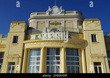 Opatija, Croazia, 22 gennaio 2022. La facciata gialla del famoso Hotel Kvarner è decorata con gargoyles e ornamenti decorativi Foto Stock