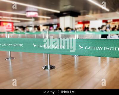 Hong Kong, CHN, luglio 2019: Barriera verde con logo bianco delle compagnie aeree Cathay Pacific. Cathay Pacific è la compagnia aerea di bandiera di Hong Kong. Viaggi Foto Stock