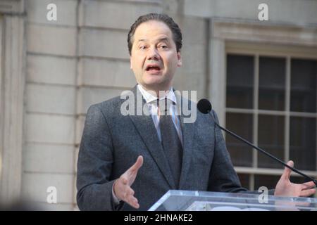 New York, Stati Uniti. 15th Feb 2022. Max Hollein, direttore dell'incontro, parla a una conferenza stampa. Il Met Gala stellato è previsto per tornare quest'anno alla sua data tradizionale il primo lunedì di maggio dopo numerose cancellazioni e rinvii a causa della pandemia di Corona. Credit: dpa/dpa/Alamy Live News Foto Stock