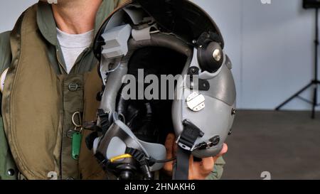 Aeroporto di Gando Spagna OTTOBRE, 21, 2021 primo piano di un moderno casco da pilota militare nato Foto Stock