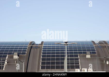 Ampio tetto curvo con pannelli solari per la generazione di energia elettrica Foto Stock