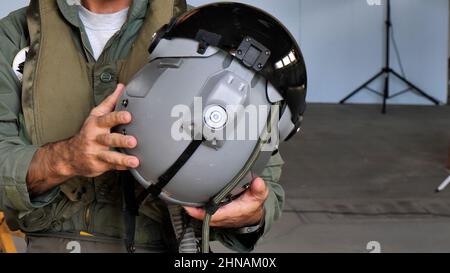 Gran Canaria Gando Aeroporto Isole Canarie Spagna OTTOBRE, 21, 2021 casco moderno e sofisticato di un moderno pilota militare jet Foto Stock
