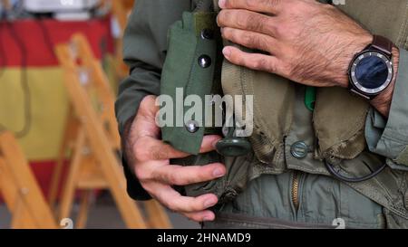 Gran Canaria Gando Aeroporto Isole Canarie Spagna OTTOBRE, 21, 2021 primo piano delle mani di un pilota militare che indossa il vestito di volo vita buoy per preparare f Foto Stock