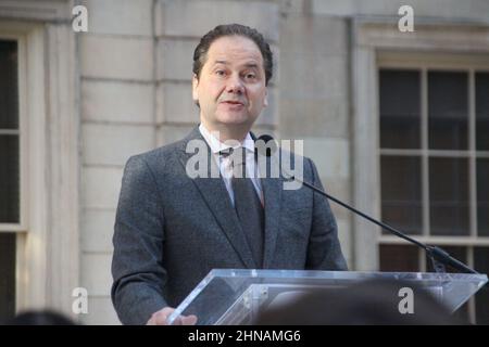 New York, Stati Uniti. 15th Feb 2022. Max Hollein, direttore dell'incontro, parla a una conferenza stampa. Il Met Gala stellato è previsto per tornare quest'anno alla sua data tradizionale il primo lunedì di maggio dopo numerose cancellazioni e rinvii a causa della pandemia di Corona. Credit: dpa/dpa/Alamy Live News Foto Stock