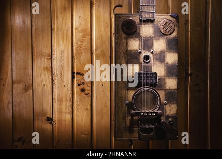 Dettagli di una chitarra cigar box fatta a mano. Foto Stock