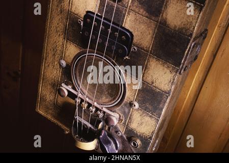 Dettagli di una chitarra cigar box fatta a mano. Foto Stock