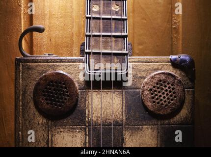 Dettagli di una chitarra cigar box fatta a mano. Foto Stock